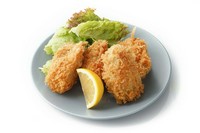 BREADED OYSTER
サクサクした衣、ジューシーな旨味あふれる一品。 大変お熱くなっていますのでお気を付けください。
2p：792円 
3p：1188円