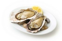 PLAIN GRILLED OYSTER
焼くことにより、旨みが凝縮されています。生牡蠣とは違った味わいをお楽しみいただけます。
2p：792円
3p：1188円