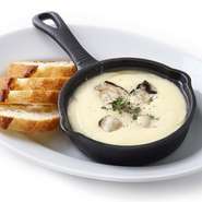 HOT OYSTER AND GARLIC MASHED POTATOES～SERVED WITH MELBA TOAST～
＜オススメ＞
ガーリックの効いた熱々ポテトがクセになる一品です。