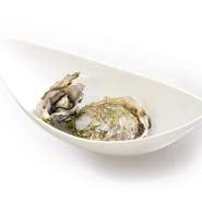 WHITE WINE STEAMED OYSTER
ニンニクで香りをつけたオイルに牡蠣を入れてワイン蒸しにしています。

2p：858円
3p：1287円