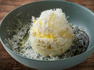 燻製チーズのポテトサラダ　半熟卵とたっぷりチーズかけ