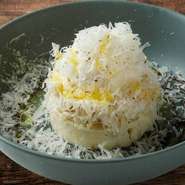 燻製チーズのポテトサラダ　半熟卵とたっぷりチーズかけ
