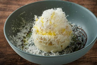 燻製チーズのポテトサラダ　半熟卵とたっぷりチーズかけ