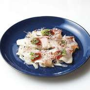 ＜オススメ＞
FRESH FISH CARPACCIO～YUZU SOY SAUCE ～
玉ねぎのマリネと一緒にお召し上がりください。