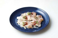 FRESH FISH CARPACCIO～YUZU SOY SAUCE～
玉ねぎのマリネと一緒にお召し上がりください。