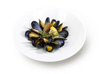 MUSSELS STEAMED IN WINE～TYME AND LEMON SCENT～
レモンとタイムの爽やかな香りを加えています。ワインに合います！