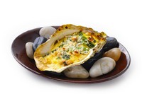 OYSTERROCKEFELLER～HOLLANDAISE SAUCE AND SPINACH～
大富豪の名前を冠した、オイスターバー定番の焼き牡蠣です。