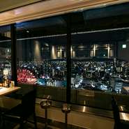 駅直結の阪急グランドビル31階という抜群のロケーションから眺める夜景が素敵な窓際席。誕生日や特別な記念日など、二人の大切なディナーには、事前の予約がおすすめです。