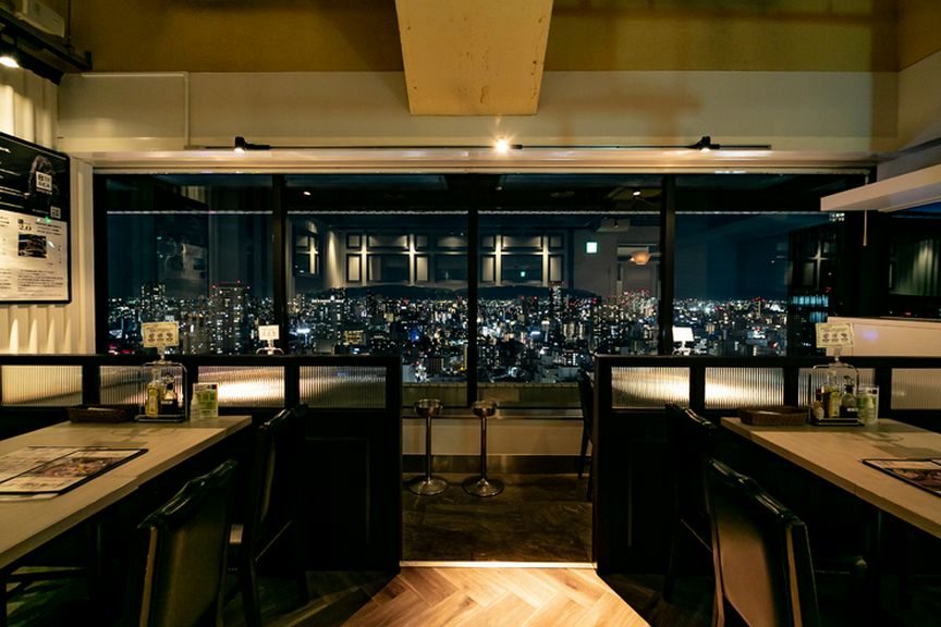 大人の雰囲気溢れる、白が基調の洗練された店内