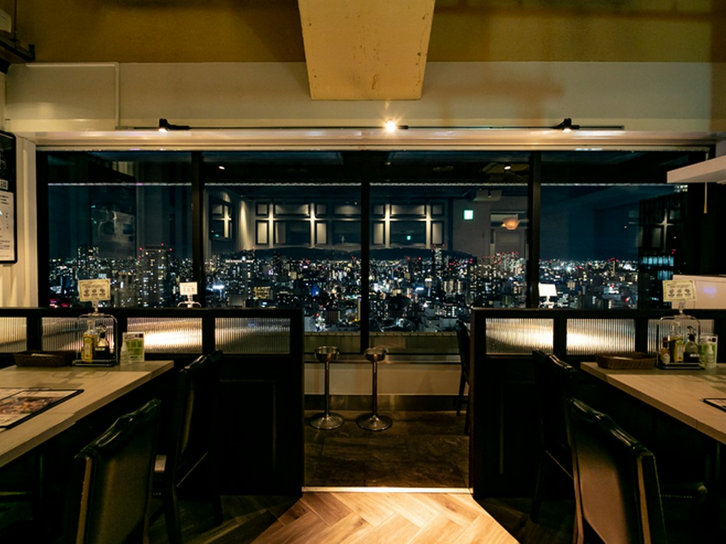 大人の雰囲気溢れる、白が基調の洗練された店内