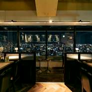 ソファーやテーブルクロスなど、白で統一された店内は、洗練された大人の雰囲気。カジュアルからプレミアムな食事シーンまで、幅広く利用できる使い勝手のよさが人気です。
