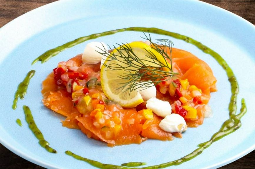 スモークサーモンと彩り野菜のカルパッチョ