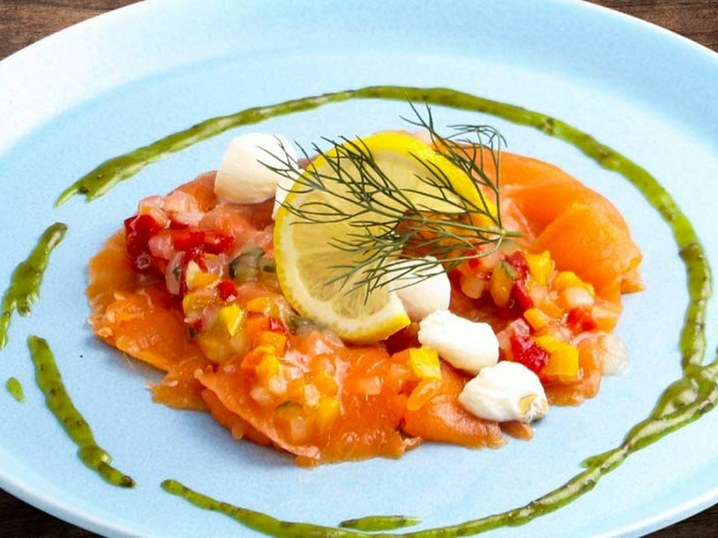 スモークサーモンと彩り野菜のカルパッチョ