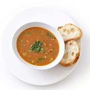 オイスターバー定番のガンボスープ。
独特な辛さとコクのあるスパイシーなスープです。