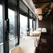 阪急グランドビルの31階に位置し、大きな窓からは市街を眺望できます。スタイリッシュな店内は、カップルでのデートにおすすめ。普段のデートから、特別な日のデートまで、気軽にご利用ください。