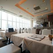 大きな窓があり、開放感のあるフロア。白を基調とした清潔感溢れる空間は、記念日のデートに打ってつけです。美味しい牡蠣料理とワインが、素敵な思い出づくりの一翼を担ってくれます。