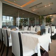 最大70名まで収容できる広々とした店内は、半分に仕切ることができ、20～30名でそのスペースを貸切可能。ちょっと贅沢なランチママ会や、気の置けない仲間内でのパーティーにいかがでしょうか。