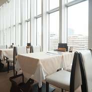 結婚記念日や誕生のお祝いには、牡蠣を使ったコース料理がおすすめ。予約時にお店の方に相談すれば、デザートをメッセージプレートにすることもできます。