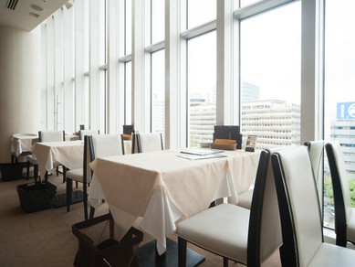 記念日のディナーに理想的。ロマンチックムードの窓側席