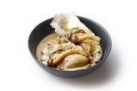 卵のコクとハーブ香るソースにベーコンとチーズをかけた焼き牡蠣です。
