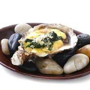 （Oyster Rockefeller ~Paysanne sauce and spinach~）
大富豪の名前を冠した、オイスターバー定番の焼き牡蠣です。