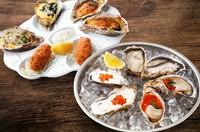 生牡蠣 2個 / レモンソースとイクラのオイスターカクテル 2個 /魚介とトマトソースのオイスターカクテル 2個 / ガーリックバターと香草パン粉の焼き牡蠣 2個 /オイスターロックフェラー2個 /カキフライ 2個