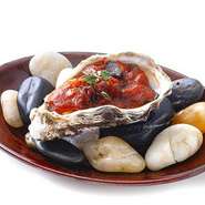 （Grilled oysters with onion chili tomato sauce and bacon）
スパイシーなトマトソースでお召し上がりください。