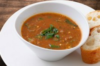 オイスターバー定番のガンボスープ。
独特な辛さとコクのあるスパイシーなスープです。