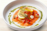 2.スモークサーモンと彩り野菜のカルパッチョ