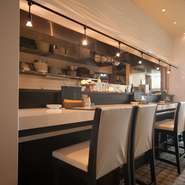 牡蠣好きなお客様がブラッと立ち寄り、白ワインを一杯飲みながら生牡蠣を2～3個食べて帰る、そんなカジュアルな使い方ができるお店です。スタッフとの会話を楽しみながら、カウンターでゆっくりとお過ごしください。