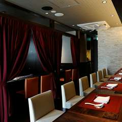 落ち着いた大人のムード漂うスタイリッシュな店内