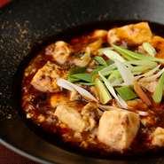 唐辛子と山椒の刺激的な旨みが豆腐をつつむ『四川麻婆豆腐』