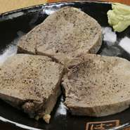 半日かけてじっくり茹でた牛タンは、8割以上の常連客が注文するという人気メニュー！塩胡椒で味付けした分厚くて柔らかい牛タンをワサビでいただきます。新しい発見に、また常連客が増えそうです。
1枚追加…530円