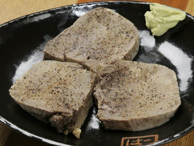 看板メニューの柔らかい『ゆでたん』の味付けは塩と胡椒だけ！3枚