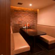 銀座駅から徒歩5分というアクセスの良さながら、気兼ねなく過ごせる心地よさも兼ね備えています。親睦を深め合うカジュアルな接待にも大人気。隣席から隔たっている半個室は特に好評です。