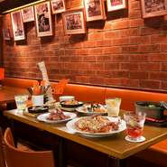 おしゃれな空間や定評の高い料理など、デートにお誂え向きのビストロ。料理人が鉄板でつくる逸品を、カジュアルに堪能できるのも魅力的です。ゆったりとできる心地よさが二人の距離を縮めてくれそう。