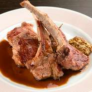 ニュージーランド産アニョー・ドレ（母乳だけで育った仔羊）を使用。仔羊ならではのミルキーな香りと柔らかさが魅力。粒マスタードとフォンドヴォーのソースが肉の旨みをさらにアップさせています。