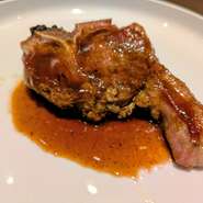 ニュージーランド産アニョー・ドレ（母乳だけで育った仔羊）を使用。仔羊ならではのミルキーな香りと柔らかさが魅力。粒マスタードとフォンドヴォーのソースが肉の旨みをさらにアップさせています。