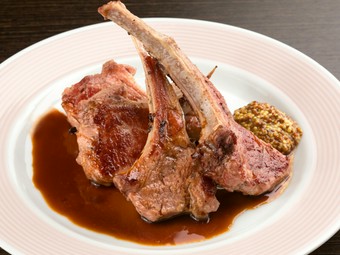 ミルキーな香りと柔らかい肉質が格別な『骨付き仔羊の鉄板焼き（1本）』