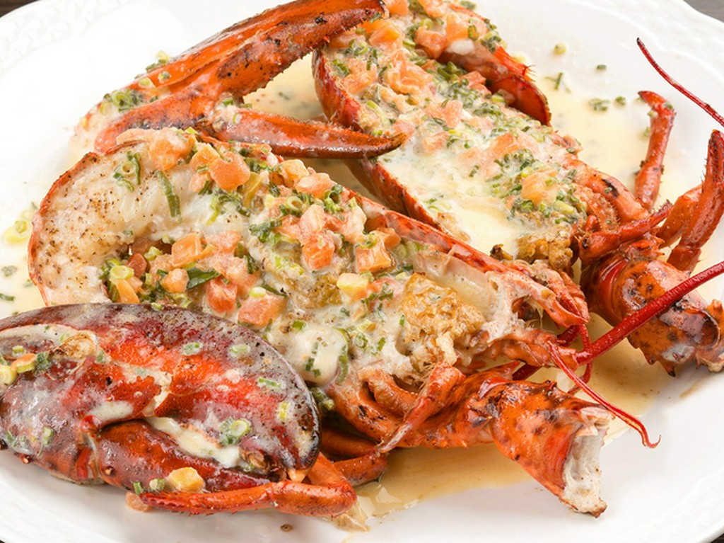 まろやかな酸味とプリプリの食感を楽しむ『オマール海老の鉄板焼き　レモンバターソース』