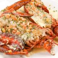 オマール海老を鉄板で豪快に焼き上げる看板メニューです。合わせるのはさっぱりとしていながらもコクのあるレモンバターソース。数量限定なので、早めのオーダーがおすすめです。（ハーフ：2200円）