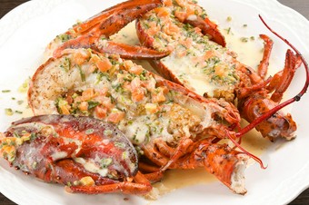 まろやかな酸味とプリプリの食感を楽しむ『オマール海老の鉄板焼き　レモンバターソース』