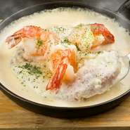 女性から圧倒的な支持を集めているのがこちらのメニュー。甘みのある濃厚なクリームソースと、お焦げのように焼き上がった、カリッと香ばしいリゾットの相性が抜群です。