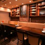 来店するほとんどが女性ということもあり、デートや女子会には特に好評です。贅沢な食材を使ったフレンチをカジュアルに味わえるのもおすすめのポイント。果実を漬け込んだ自家製酒「ペティ」も豊富に揃います。