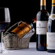 ソムリエの藤島直人氏が食材に合わせ、マリアージュを考えて厳選したワインが充実。「地域の方のワイン文化に影響を与えたい」という想いを込めて、グラスワインもリーズナブルに楽しめます。