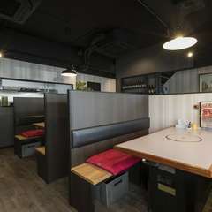 黒&赤のシックな店内は肉食系女子の女子会にもピッタリ