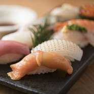 魚は長浜漁港直送、福岡、長崎、対馬などで獲れた九州の地物の魚が中心。野菜も主に九州産で、まさに「食材の宝庫」九州ならではの品ぞろえ。新鮮で元気な素材が、料理の味を一段と引き立てています。