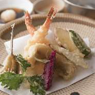 季節の魚介と新鮮な野菜などが並ぶ『天ぷら単品各種』のメニューから、お好みのものを5つ選べます。同じネタだけを5つ選んでもOK。お好きな天ぷらを堪能できる一品です。