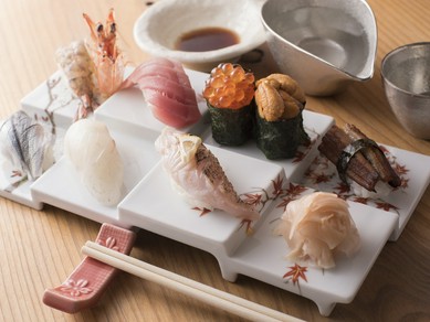 地物を中心に、その日の旬の新鮮な寿司ネタを握る『おまかせ特選八貫』2500円
