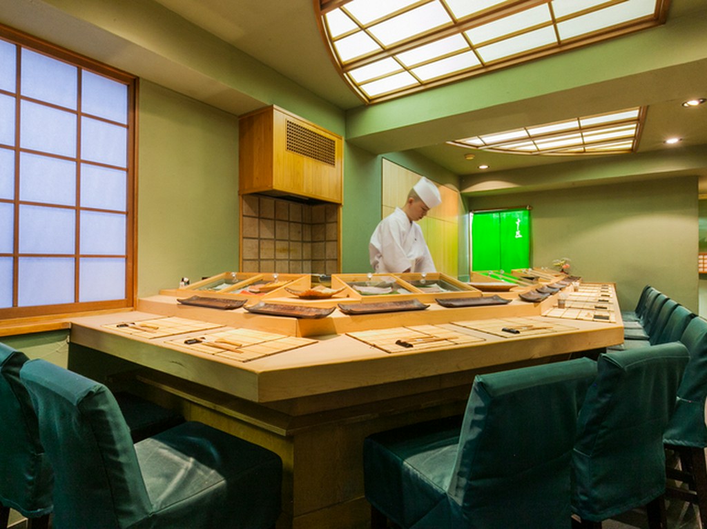 シンプルかつ清潔な店内で、絶品の鮨と真っ向勝負